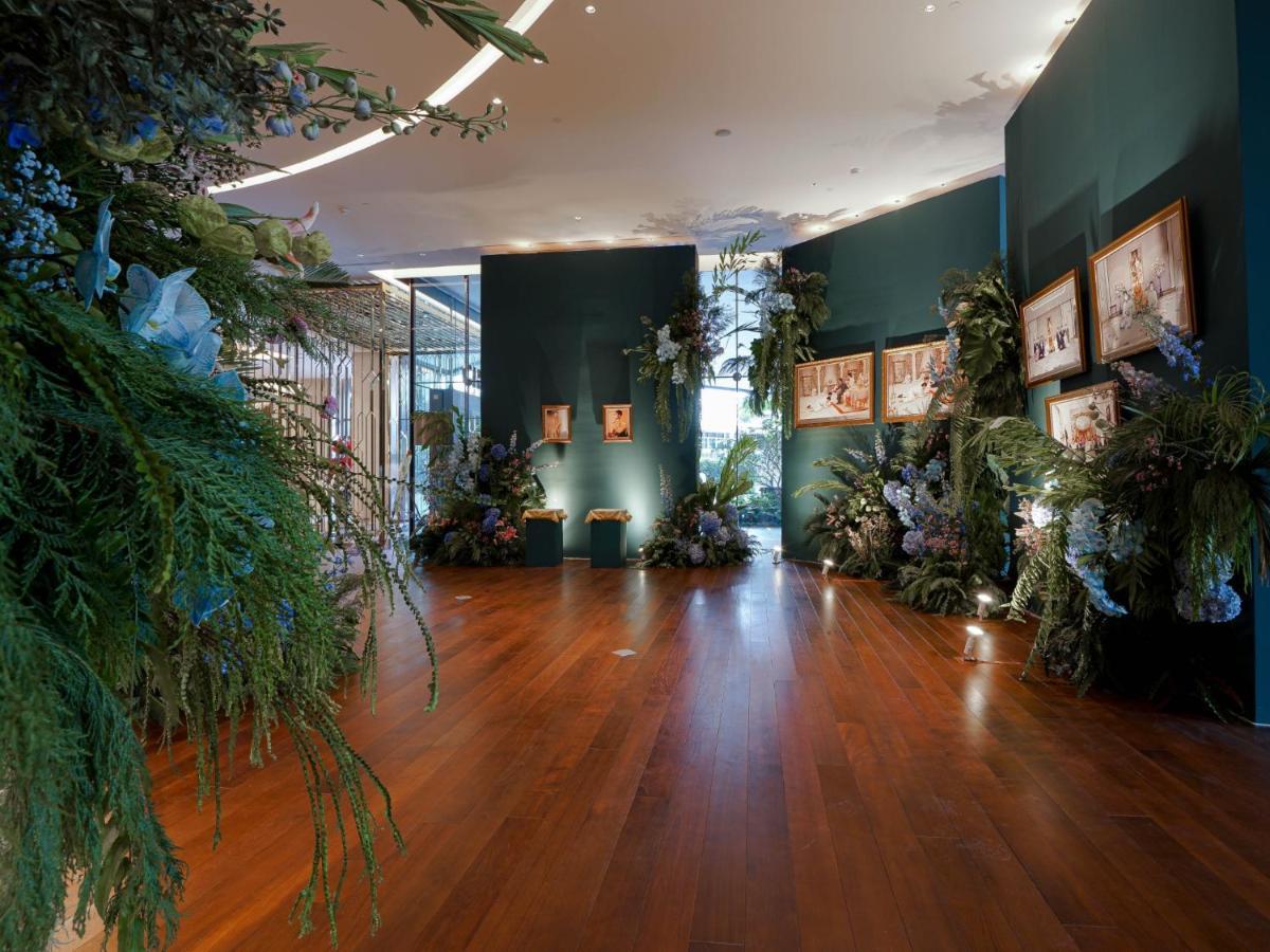 Chatrium Grand Bangkok Exterior photo Interior of the museum
