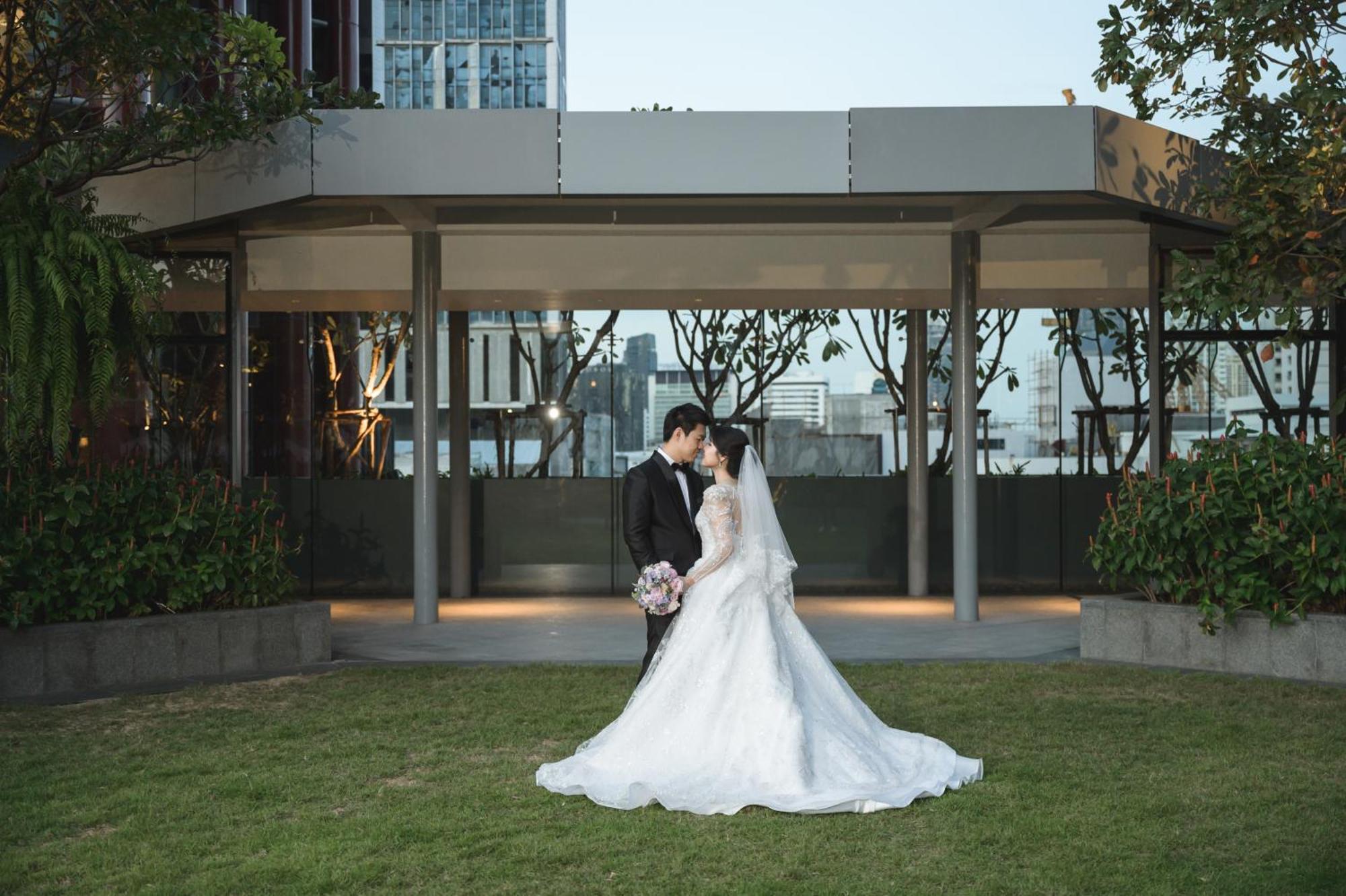 Chatrium Grand Bangkok Exterior photo A Thai couple in wedding attire