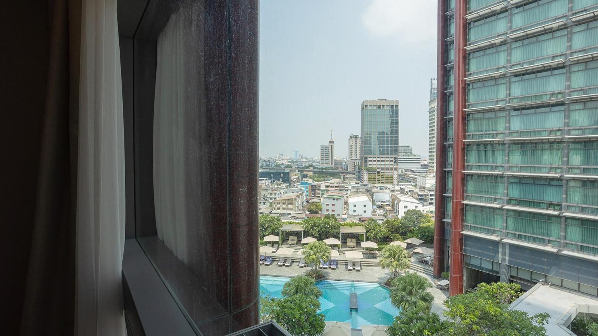 Chatrium Grand Bangkok Exterior photo View of the pool